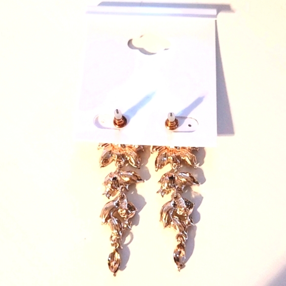 🌟NWT Long Floral Crystal Drop Earrings Rose Gold Metal - Picture 4 of 4